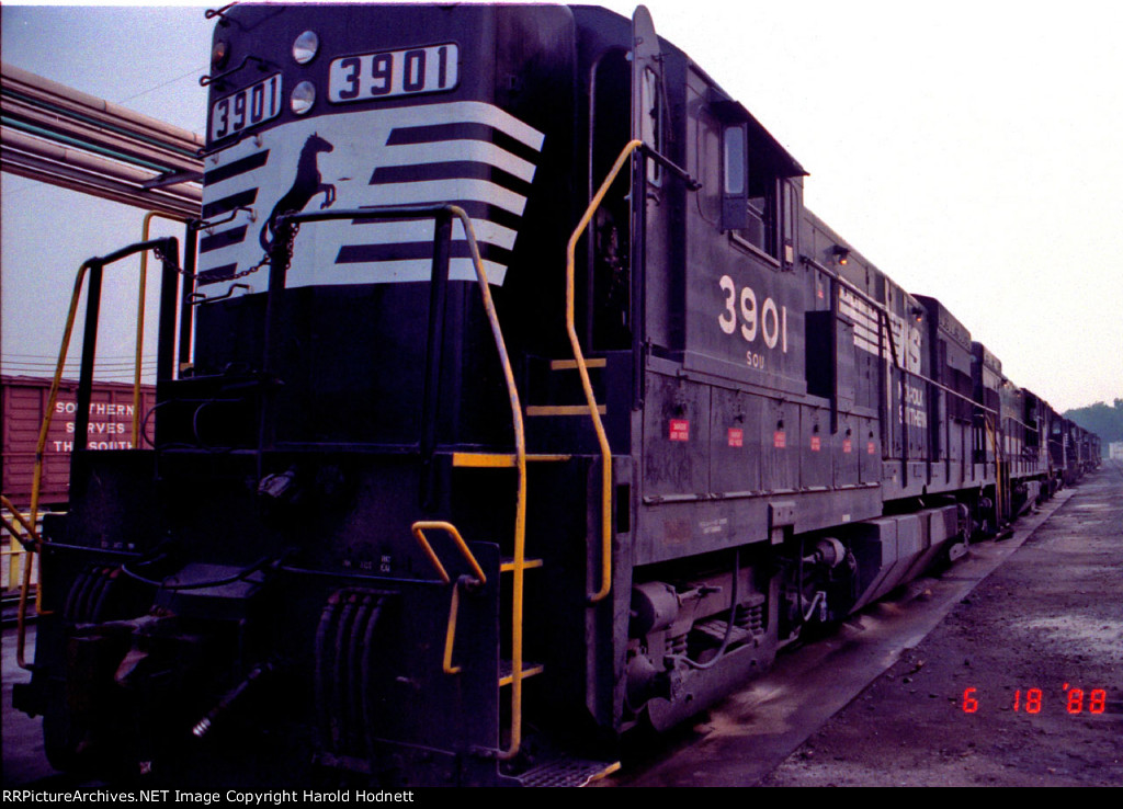 NS 3901 and others at the fuel rack in Glenwood Yard